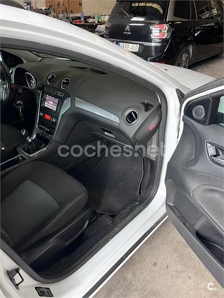 Usado Ford Mondeo Trend 140 CV (102 kW) 2011 Blanco Familiar