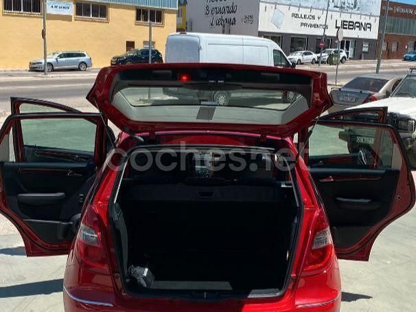 Usado Mercedes A180 Avantgarde 109 CV (80 kW) 2012 Rojo Monovolumen