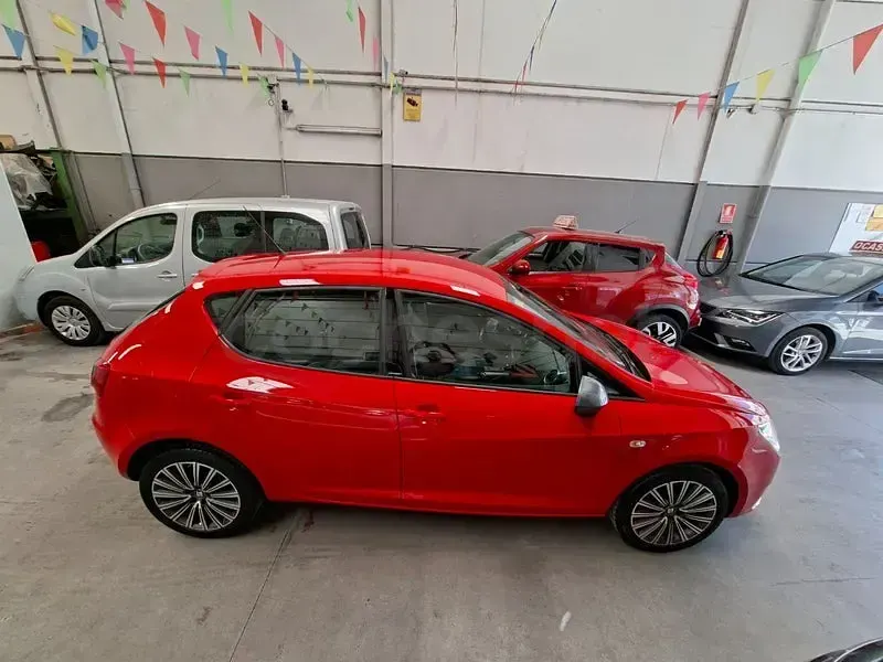 Usado Seat Ibiza CONNECT 90 CV (66 kW) 2016 Rojo Berlina