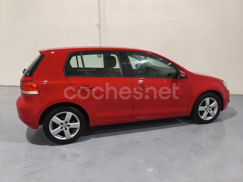 Usado VW Golf VII 105 CV (77 kW) 2012 Rojo Berlina