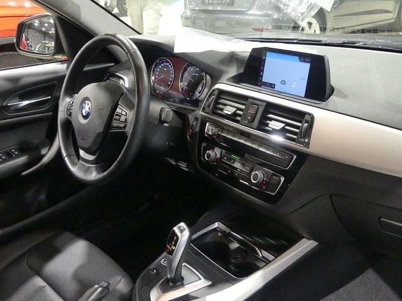 Usado BMW 118 Sport Line 150 CV (110 kW) 2019 Gris Utilitario