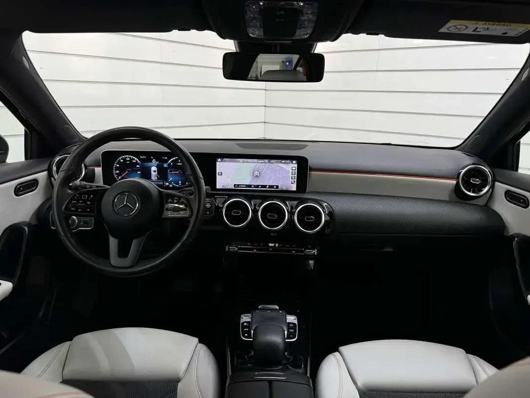 Usado Mercedes A180 116 HP (85 kW) 2019 Azul Citadino