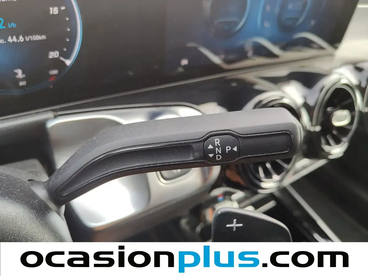 Usado Mercedes GLB180 136 CV (100 kW) 2021 Gris SUV