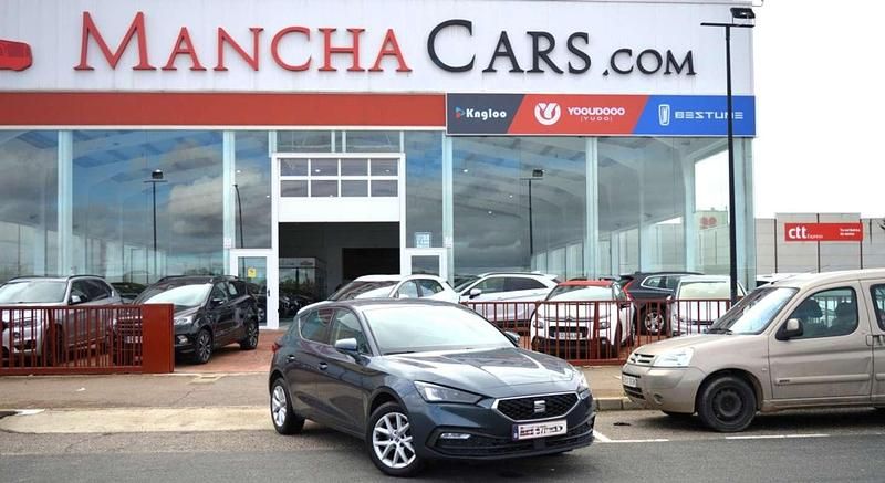 Usado Seat Leon Style 110 CV (80 kW) 2022 Gris Utilitario