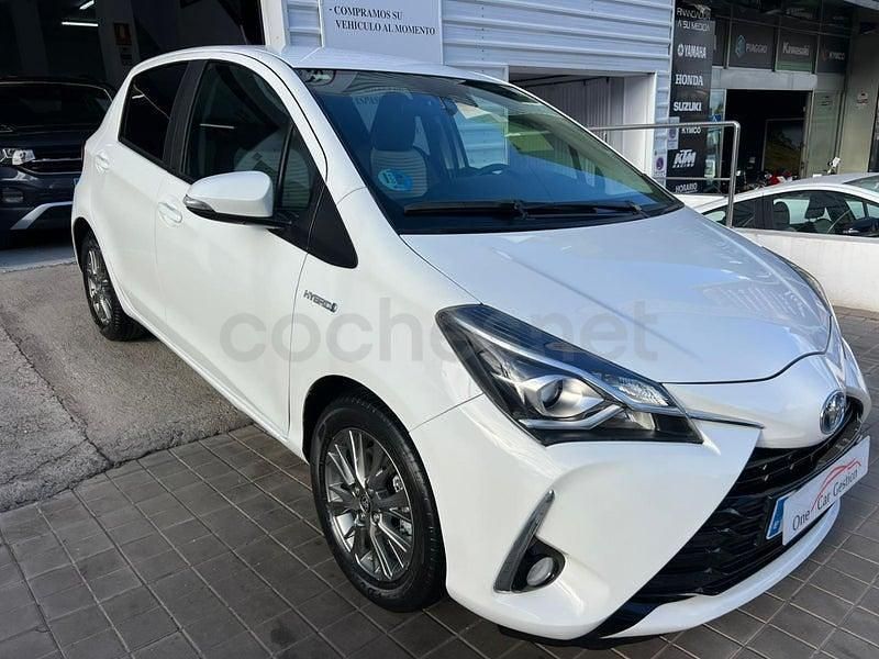 Usado Toyota Yaris Hybrid Active 100 CV (73 kW) 2019 Blanco Berlina