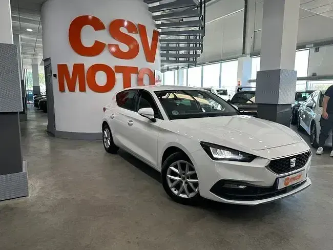 Usado Seat Leon Style 150 CV (110 kW) 2022 Blanco Familiar