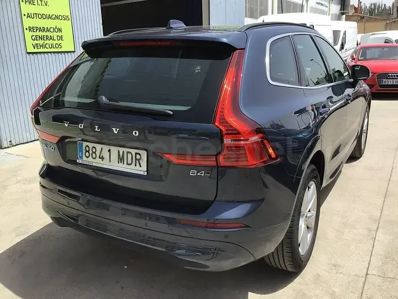 Usado Volvo XC60 Kinetic 181 CV (133 kW) 2023 Gris / plata SUV
