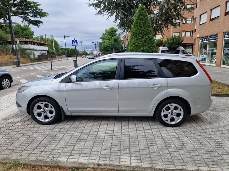 Usado Ford Focus Trend 109 CV (80 kW) 2008 Gris / plata Familiar