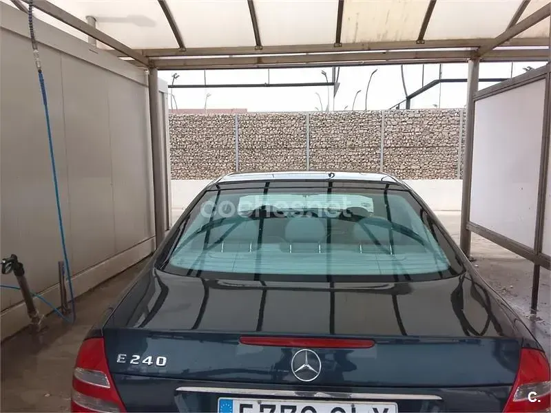 Usado Mercedes E240 Avantgarde 177 CV (130 kW) 2003 Azul Berlina