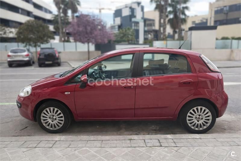 Usado Fiat Punto Active 77 CV (56 kW) 2010 Granate Utilitario