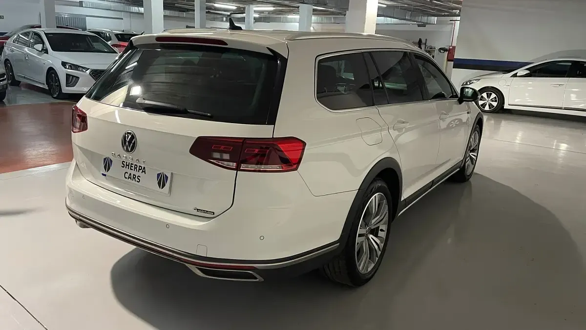 Usado VW Passat Alltrack 200 CV (147 kW) 2021 Blanco Familiar