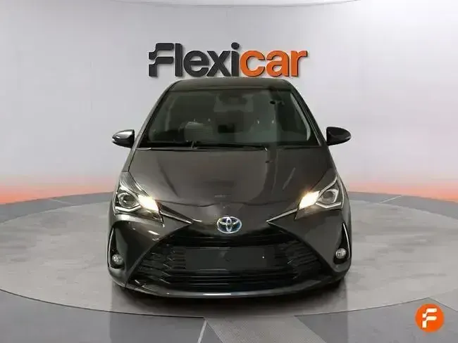 Usado Toyota Yaris Hybrid Active 100 CV (73 kW) 2019 Gris