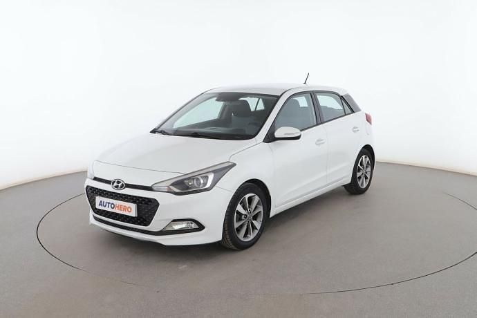 Blanco Usado 2015 Hyundai i20 Berlina | 8599 € (Precio justo) - Imagen 1/3