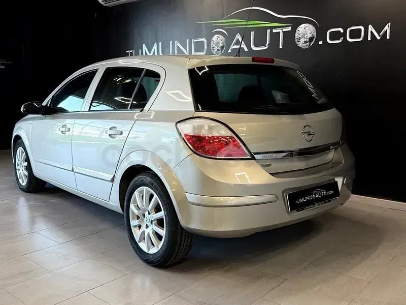 Usado Opel Astra Enjoy 105 CV (77 kW) 2007 Gris / plata Berlina