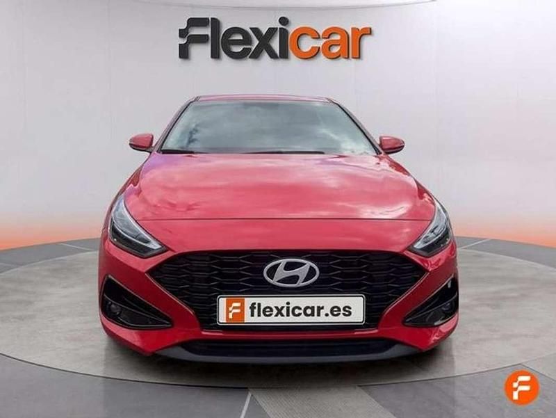 Usado Hyundai i30 120 CV (88 kW) 2024 Rojo Berlina