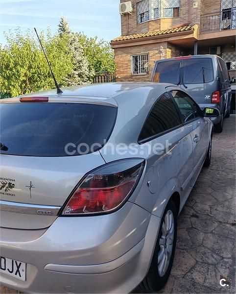 Usado Opel Astra GTC Sport 105 CV (77 kW) 2005 Gris / plata Berlina