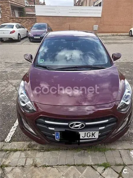 Usado Hyundai i30 GO! 100 CV (73 kW) 2015 Granate Berlina