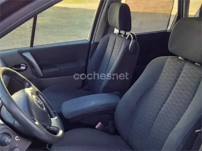 Usado Renault Scenic E-Tech Dynamique 105 CV (77 kW) 2006 Negro Monovolumen