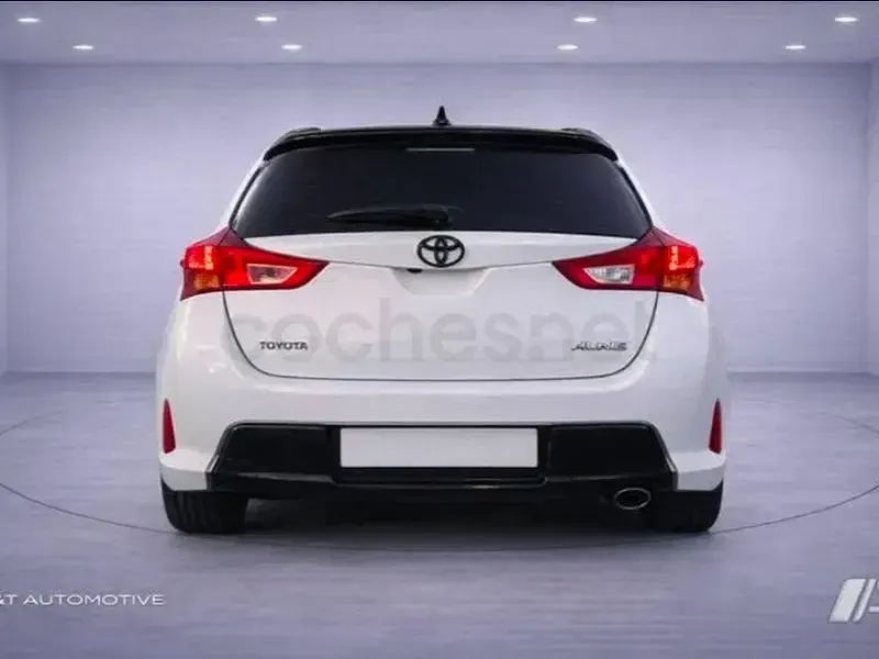 Usado Toyota Auris Active 132 CV (97 kW) 2015 Blanco Berlina