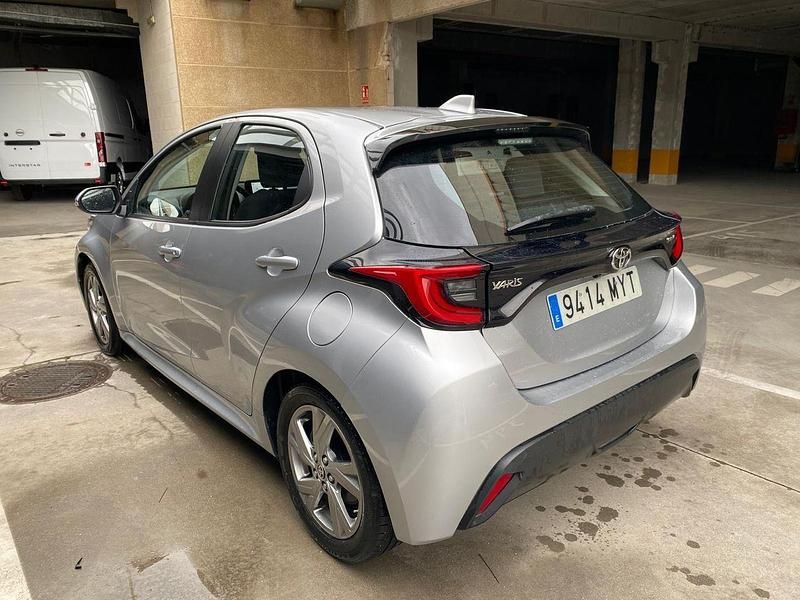 Usado Toyota Yaris Hybrid Active 116 CV (85 kW) 2025 Gris