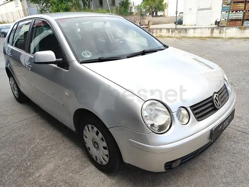 Usado VW Polo Trendline 75 CV (55 kW) 2003 Gris / plata Berlina