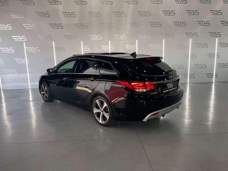 Usado Hyundai i40 136 CV (100 kW) 2016 Negro Familiar