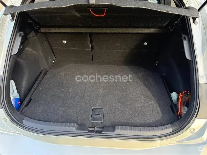 Usado Toyota Corolla Advance 180 CV (132 kW) 2019 Gris / plata Berlina