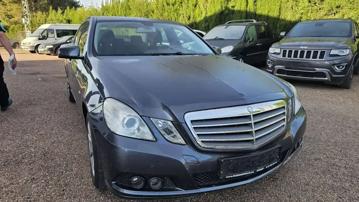 Usado Mercedes E200 Elegance 136 CV (100 kW) 2010 Gris Berlina