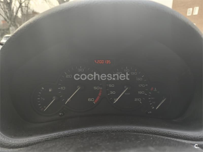 Usado Peugeot 206 70 CV (51 kW) 2003 Amarillo Berlina