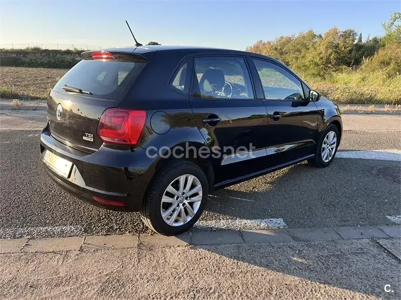 Usado VW Polo Advance 90 CV (66 kW) 2015 Negro Berlina