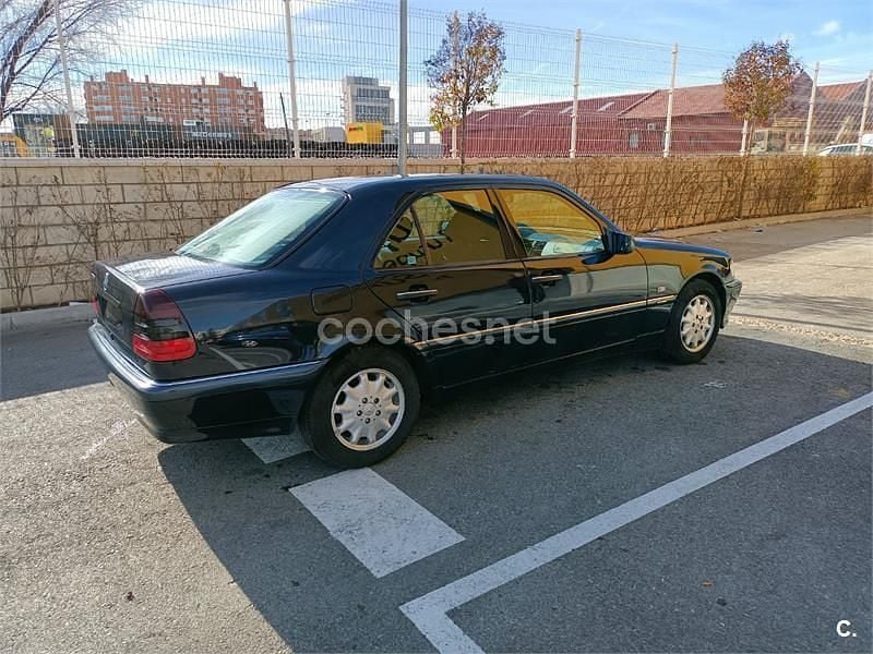 Usado Mercedes C180 Elegance 122 CV (89 kW) 1999 Negro Berlina