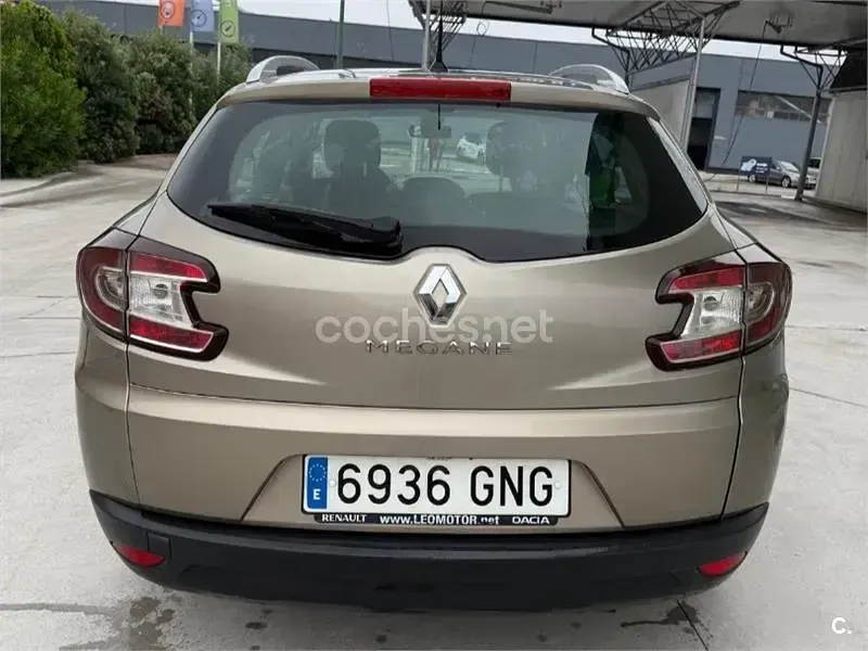 Usado Renault Mégane GrandTour Dynamique 105 CV (77 kW) 2009 Gris / plata Familiar