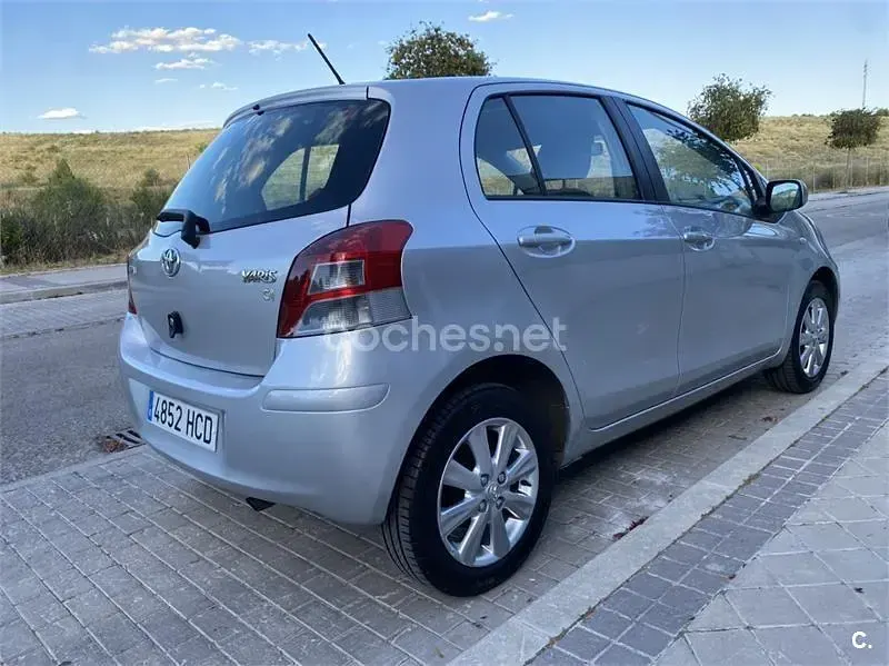 Usado Toyota Yaris Connect Style 101 CV (74 kW) 2011 Gris / plata Utilitario