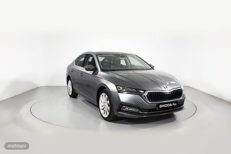 Gris Usado 2024 Skoda Octavia Selection Berlina | 28.100 € (Super precio) - Imagen 1/4
