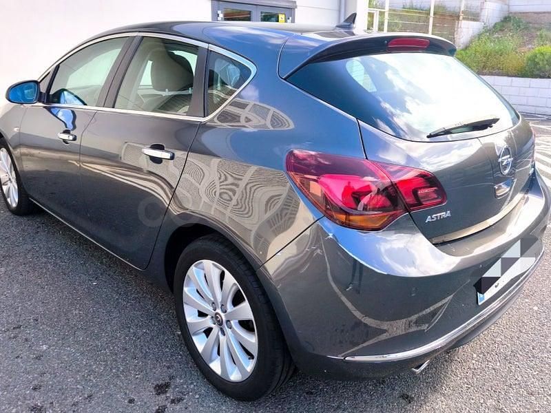 Usado Opel Astra Selective 140 CV (102 kW) 2012 Gris / plata Berlina