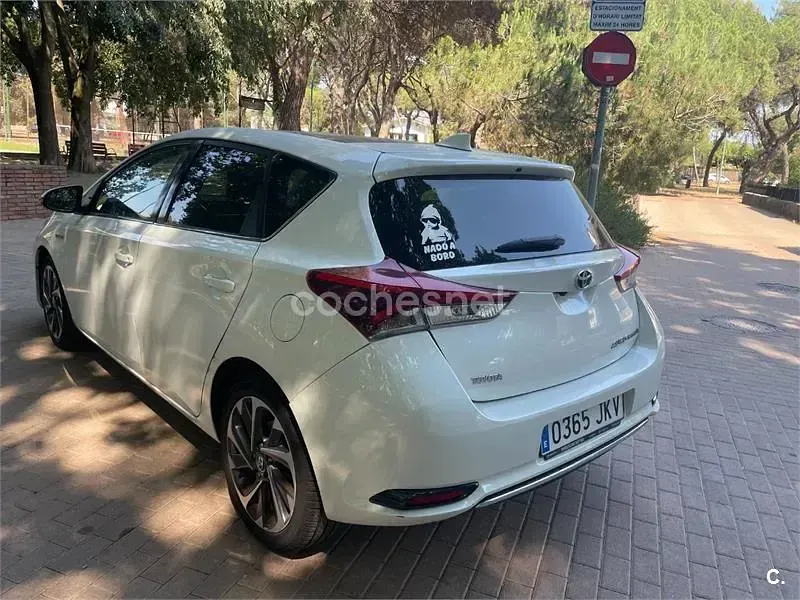 Usado Toyota Auris Hybrid 136 CV (100 kW) 2015 Blanco Berlina