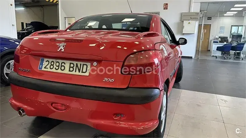 Usado Peugeot 206 CC 110 CV (80 kW) 2003 Rojo Descapotable