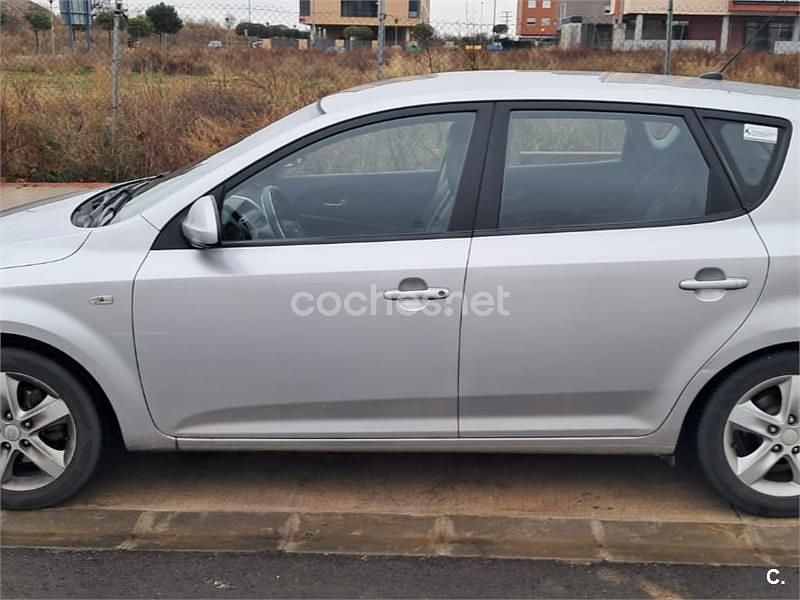 Usado Kia Ceed Active 115 CV (84 kW) 2007 Gris / plata Utilitario