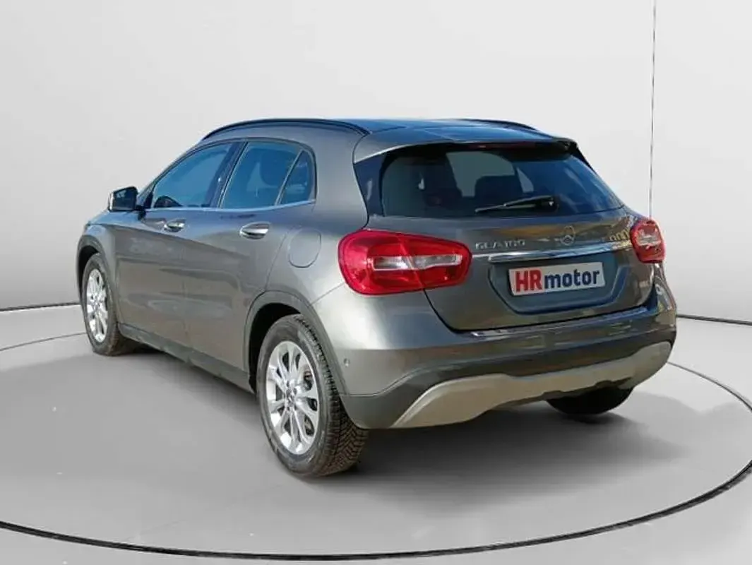 Usado Mercedes GLA180 122 CV (89 kW) 2017 Gris SUV