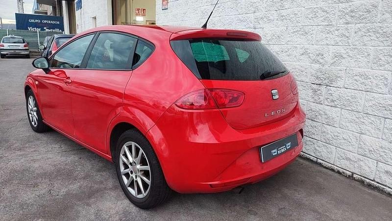 Usado Seat Leon Style 105 CV (77 kW) 2011 Rojo Utilitario