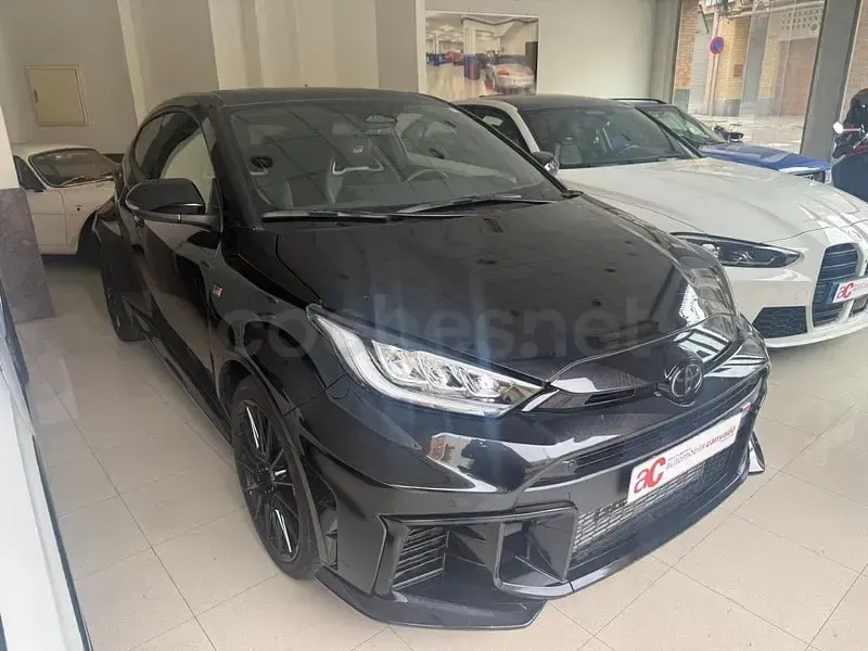 Usado Toyota Yaris 280 CV (205 kW) 2025 Negro Utilitario