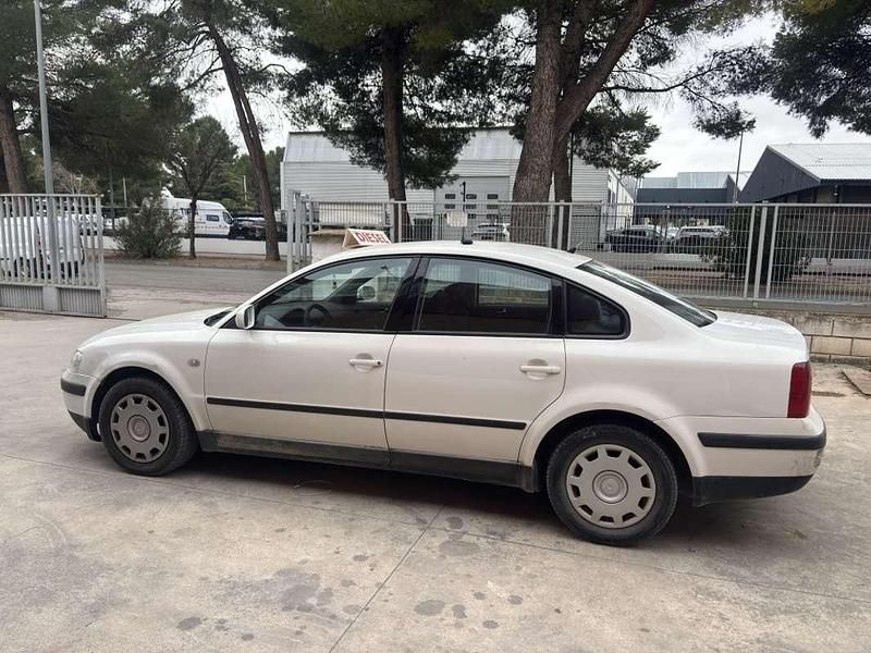 Usado VW Passat Edition 99 CV (72 kW) 2004 Blanco Berlina