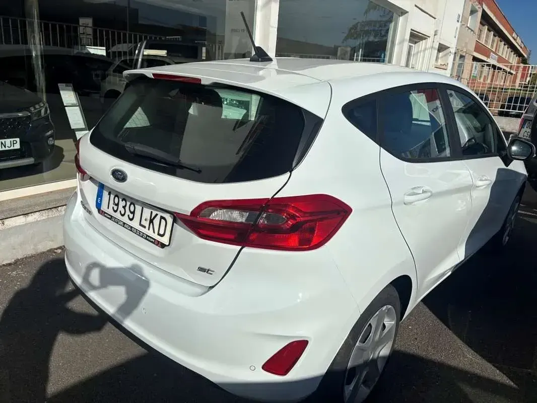 Usado Ford Fiesta Trend 71 CV (52 kW) 2020 Blanco Utilitario