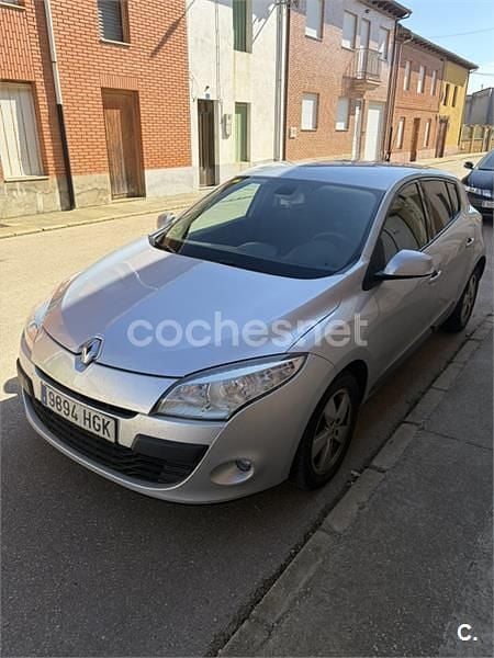 Usado Renault Mégane Dynamique 130 CV (95 kW) 2011 Gris / plata Berlina