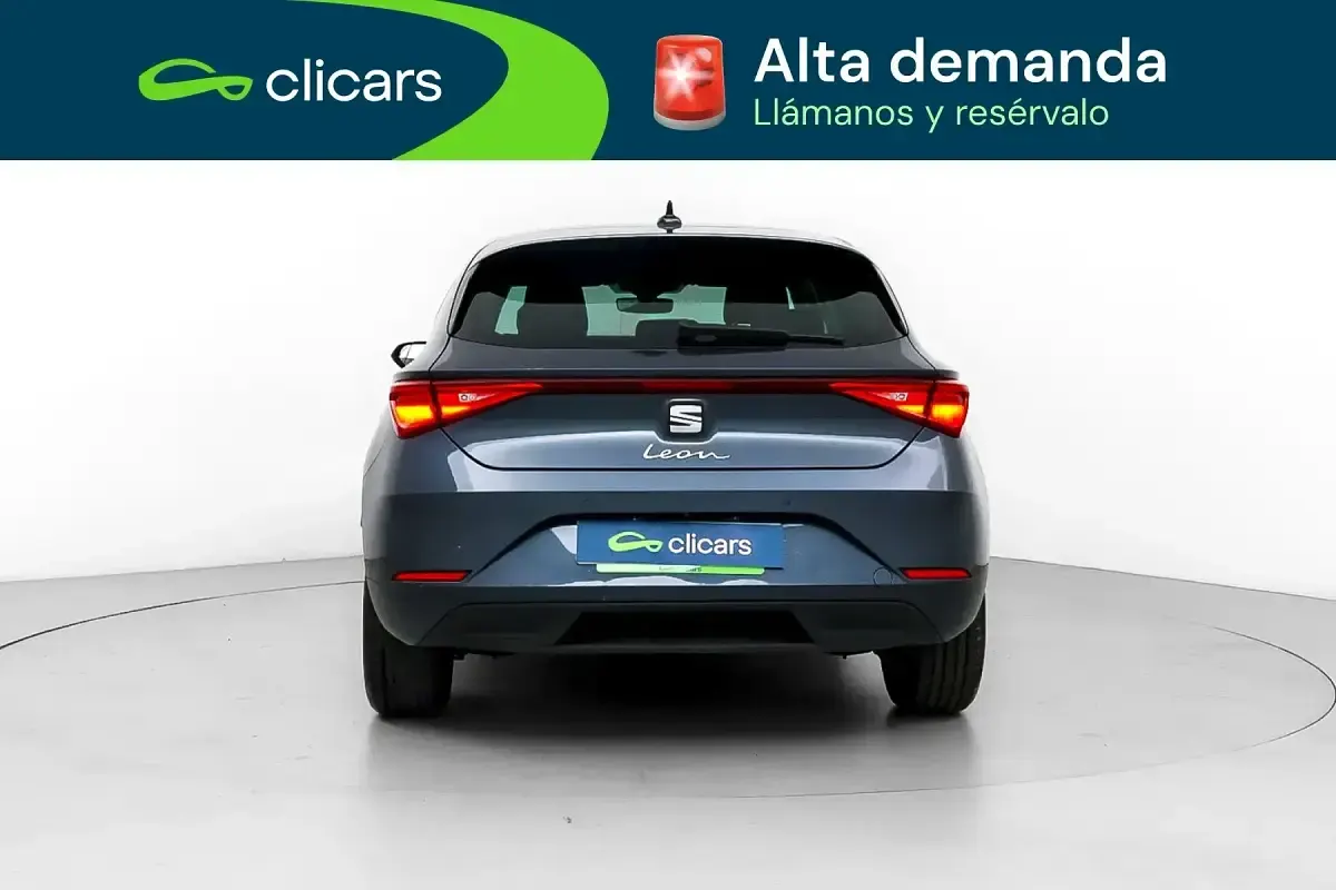 Usado Seat Leon Style 110 CV (80 kW) 2021 Gris / plata Berlina