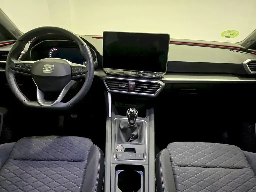 Usado Seat Leon FR 150 CV (110 kW) 2025 Blanco Familiar