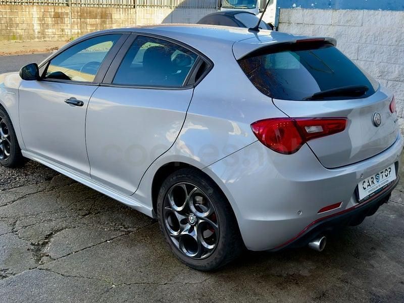 Usado Alfa Romeo Giulietta Super 150 CV (110 kW) 2018 Gris / plata Utilitario