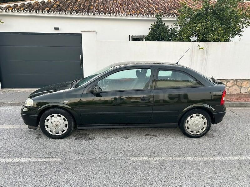 Usado Opel Astra Edition 100 CV (73 kW) 2004 Verde Berlina