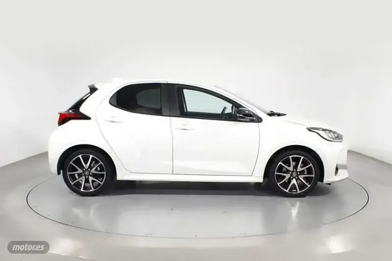 Usado Toyota Yaris Style 116 CV (85 kW) 2022 Blanco Utilitario