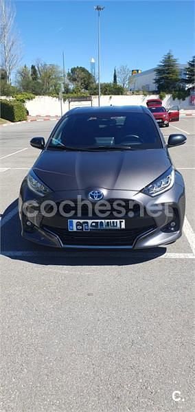 Usado Toyota Yaris Hybrid Plus 116 CV (85 kW) 2021 Gris / plata Berlina